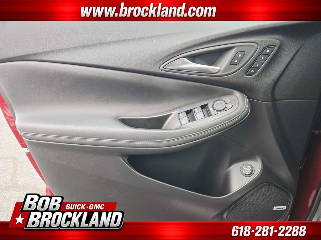 Buick Encore GX Vehicle Full-screen Gallery Image 30