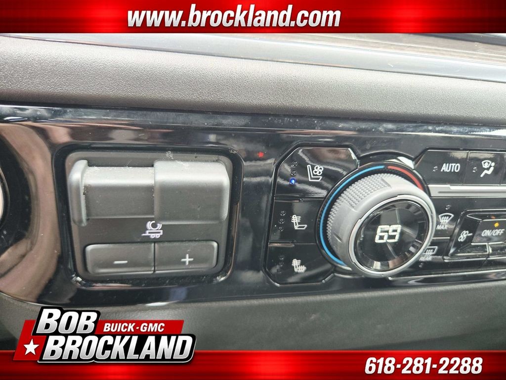 Chevrolet Silverado 1500 Vehicle Full-screen Gallery Image 32