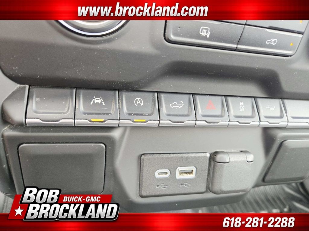 Chevrolet Silverado 1500 Vehicle Full-screen Gallery Image 24