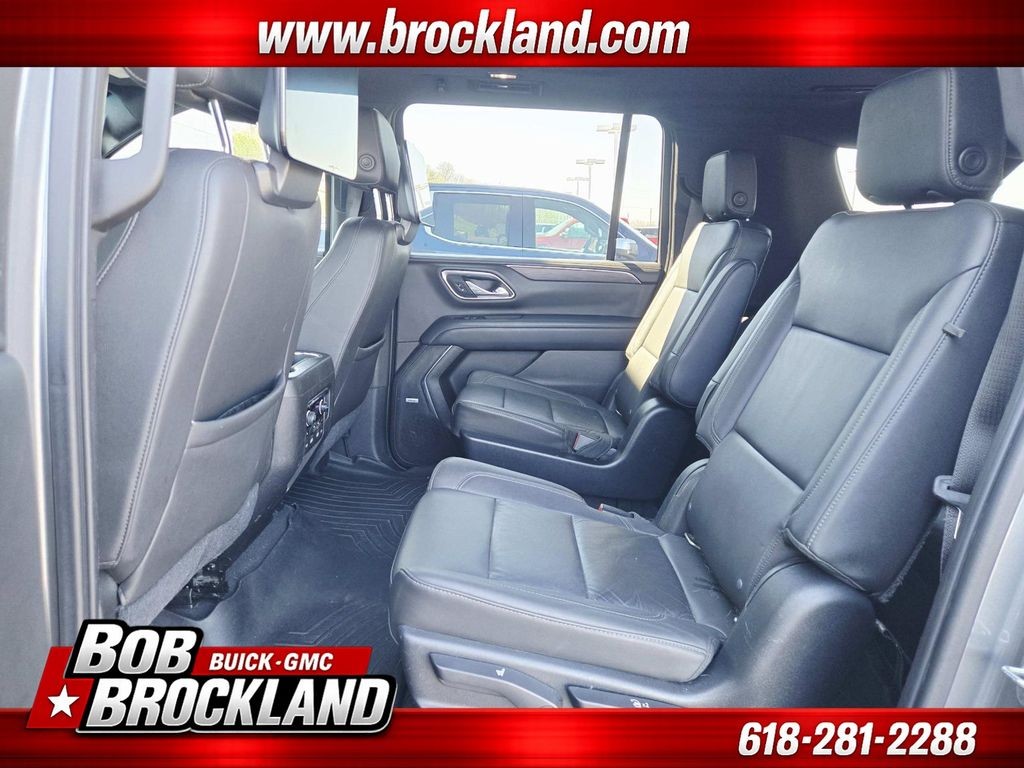 Chevrolet Suburban Vehicle Full-screen Gallery Image 13
