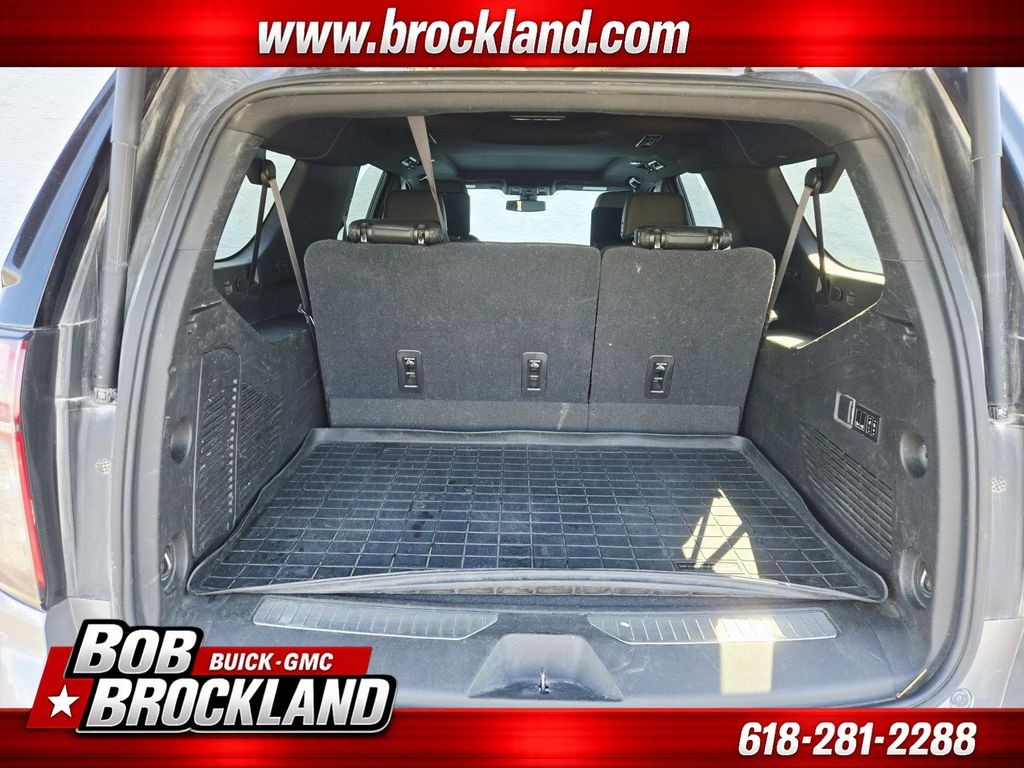 Chevrolet Suburban Vehicle Full-screen Gallery Image 16