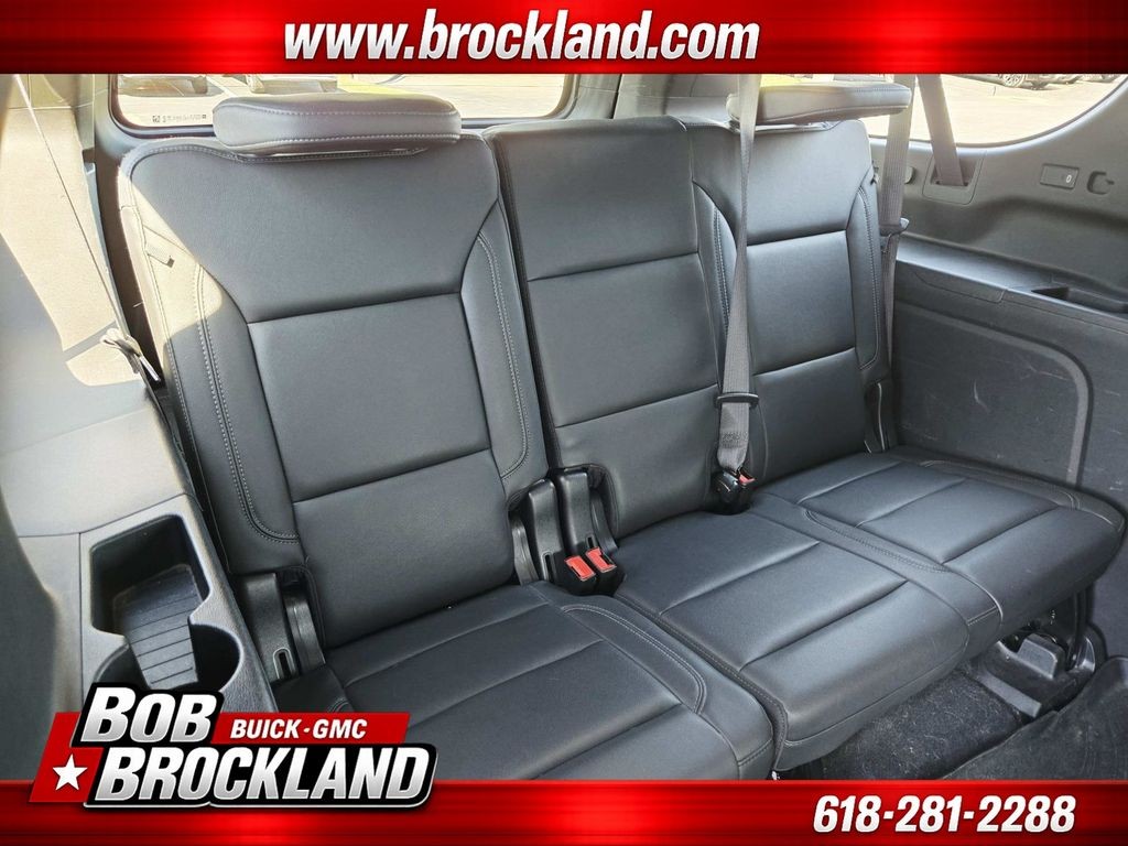 Chevrolet Suburban Vehicle Full-screen Gallery Image 17