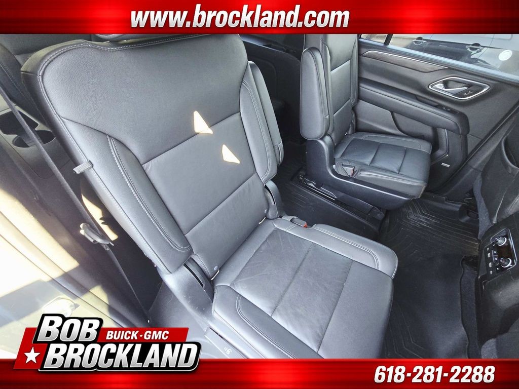 Chevrolet Suburban Vehicle Full-screen Gallery Image 18