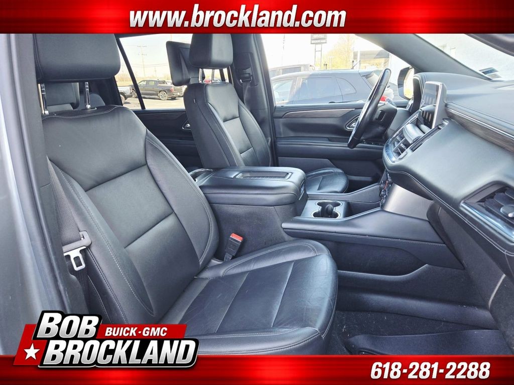 Chevrolet Suburban Vehicle Full-screen Gallery Image 19