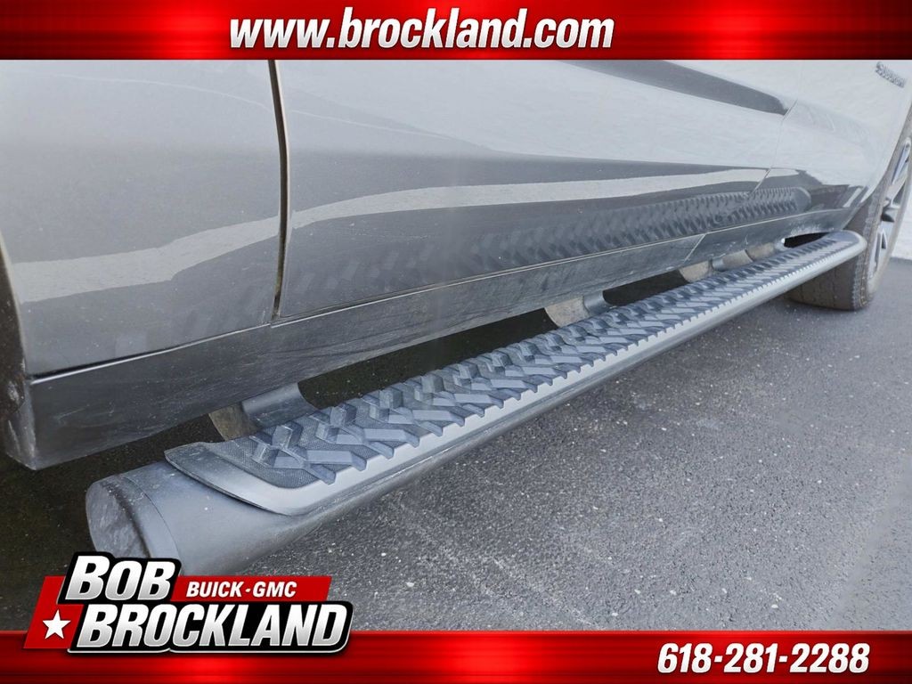 Chevrolet Suburban Vehicle Full-screen Gallery Image 20