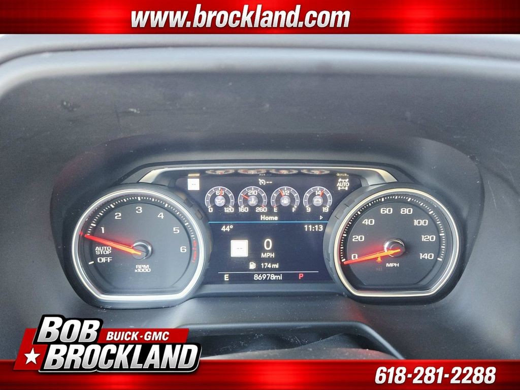 Chevrolet Suburban Vehicle Full-screen Gallery Image 26