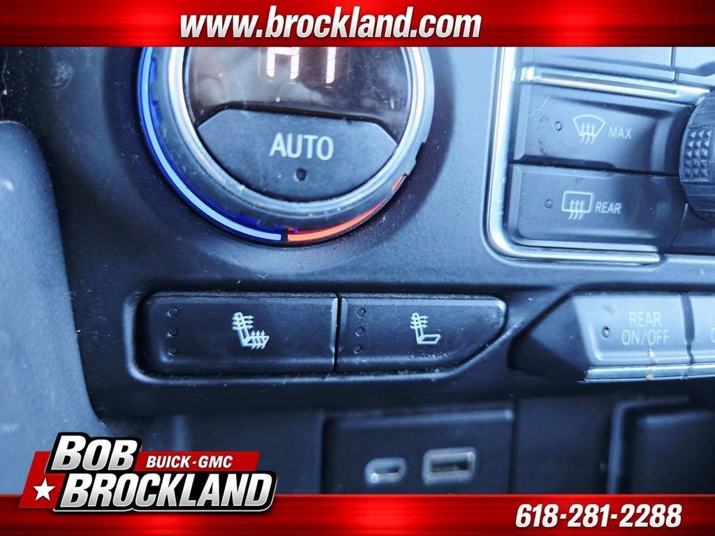 Chevrolet Suburban Vehicle Full-screen Gallery Image 32