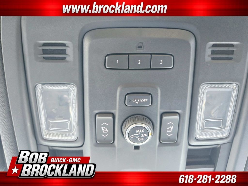 Chevrolet Suburban Vehicle Full-screen Gallery Image 35