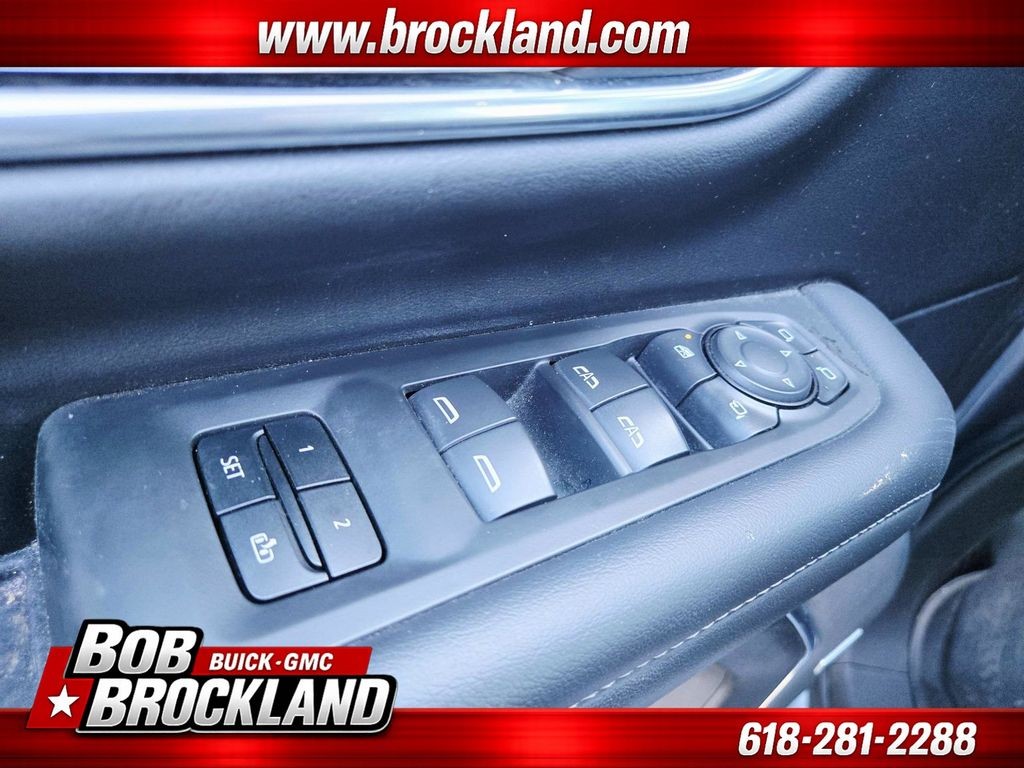 Chevrolet Suburban Vehicle Full-screen Gallery Image 39