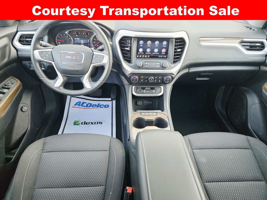 GMC Acadia Vehicle Full-screen Gallery Image 09