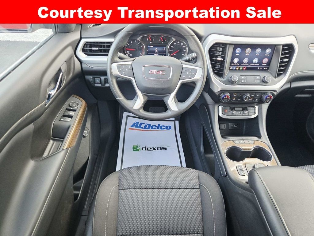 GMC Acadia Vehicle Full-screen Gallery Image 10