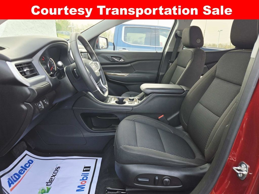 GMC Acadia Vehicle Full-screen Gallery Image 11