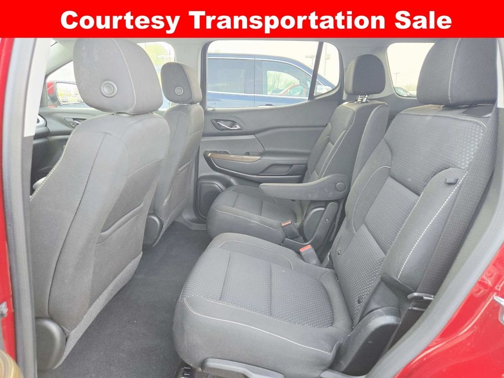 GMC Acadia Vehicle Full-screen Gallery Image 12