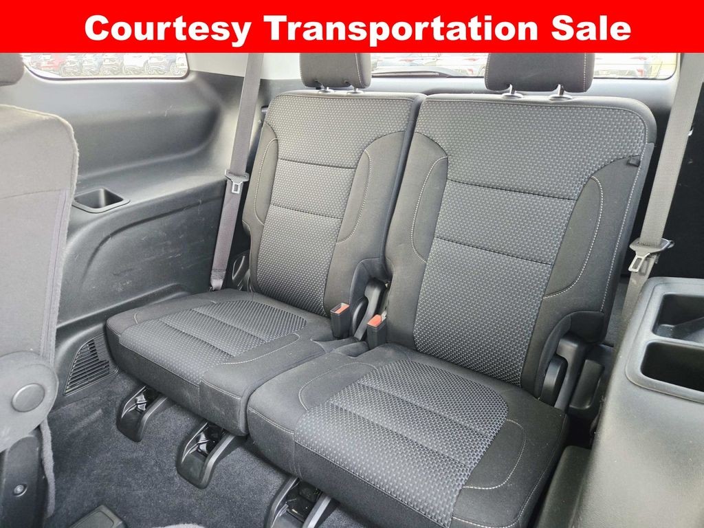 GMC Acadia Vehicle Full-screen Gallery Image 13