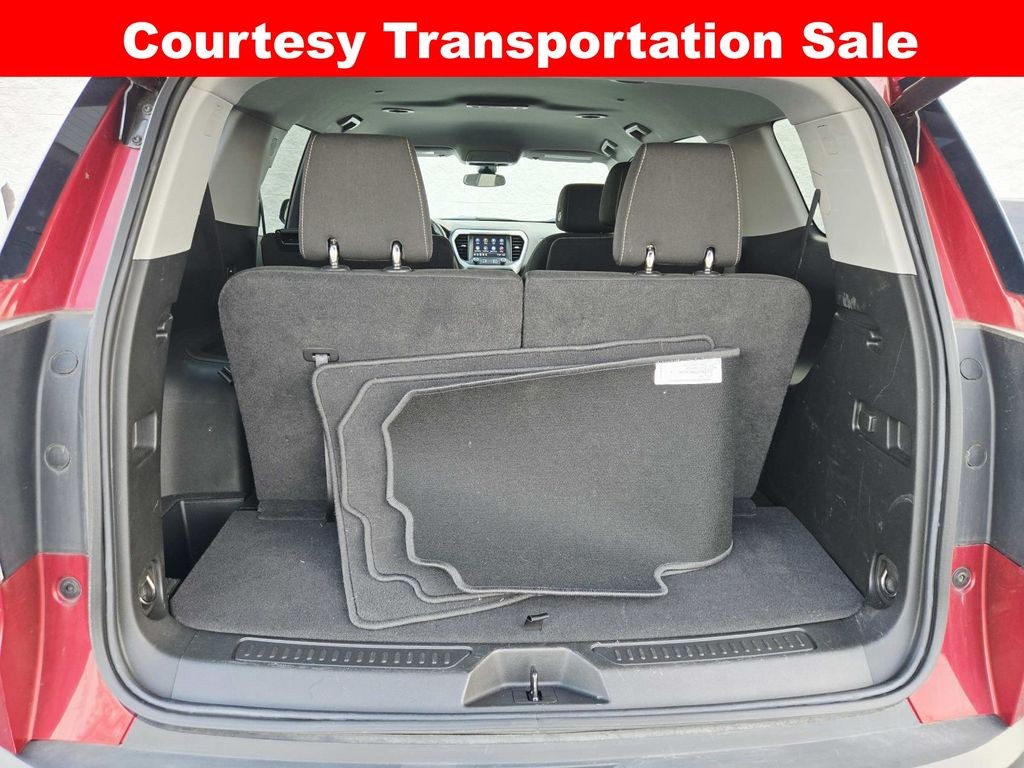 GMC Acadia Vehicle Full-screen Gallery Image 14