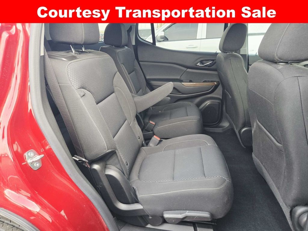 GMC Acadia Vehicle Full-screen Gallery Image 16