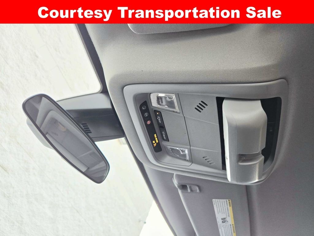 GMC Acadia Vehicle Full-screen Gallery Image 34
