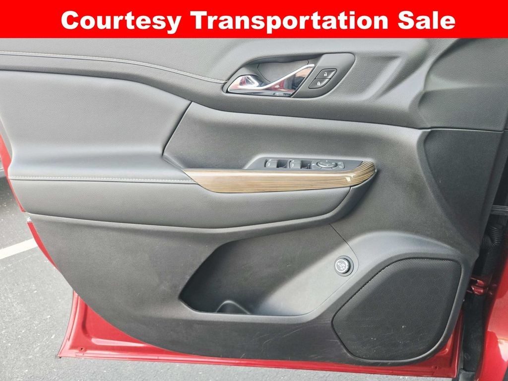 GMC Acadia Vehicle Full-screen Gallery Image 35