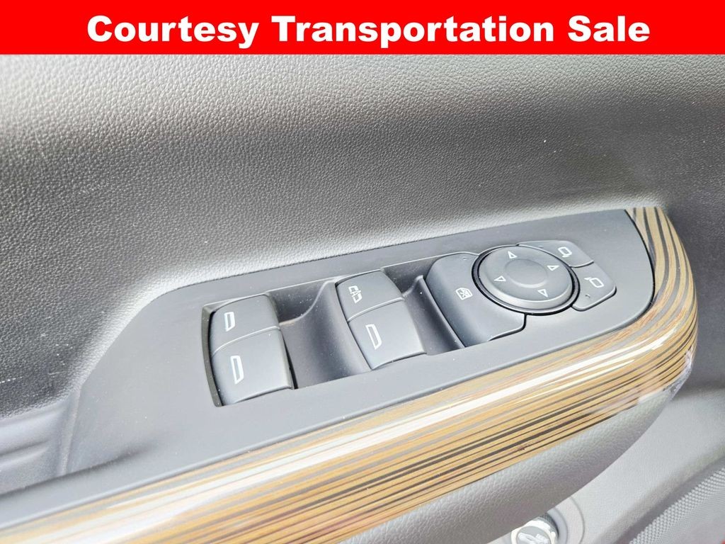 GMC Acadia Vehicle Full-screen Gallery Image 36