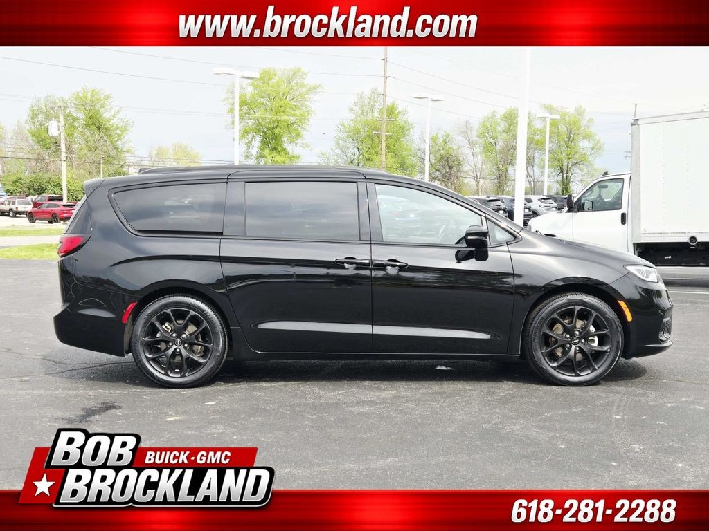 Chrysler Pacifica Vehicle Full-screen Gallery Image 02
