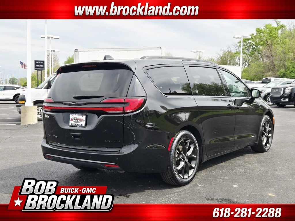 Chrysler Pacifica Vehicle Full-screen Gallery Image 03