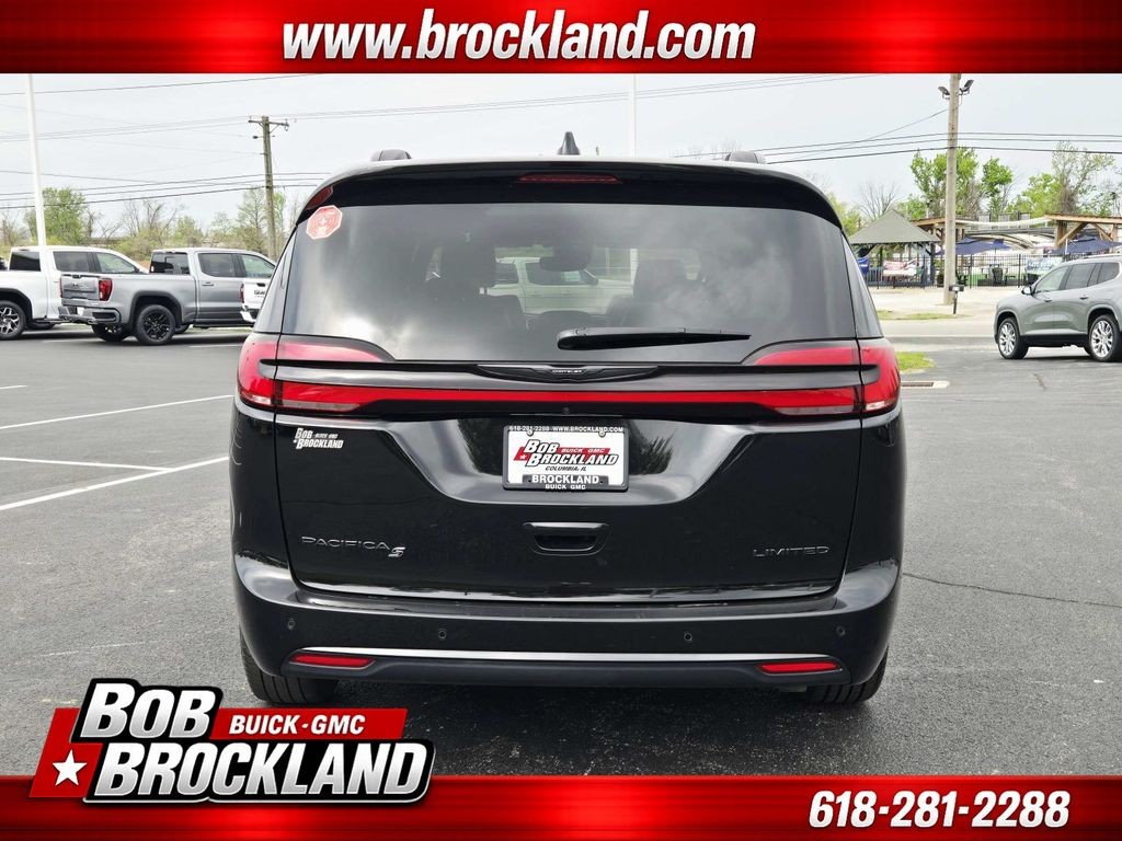 Chrysler Pacifica Vehicle Full-screen Gallery Image 04
