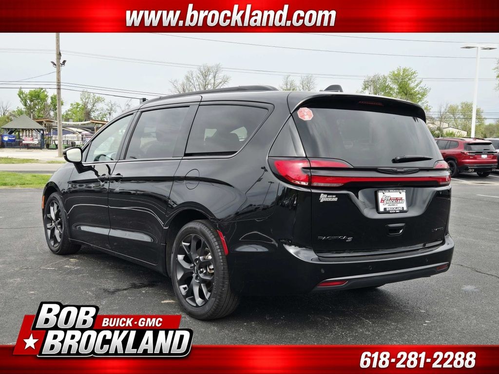 Chrysler Pacifica Vehicle Full-screen Gallery Image 05