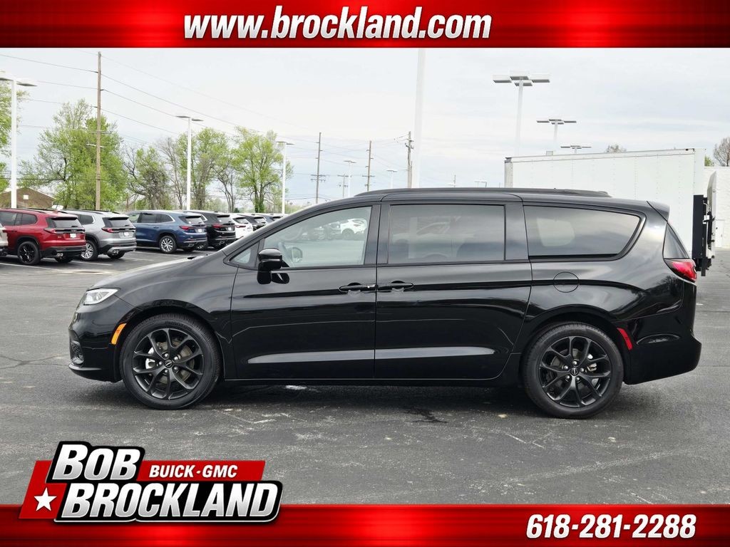 Chrysler Pacifica Vehicle Full-screen Gallery Image 06