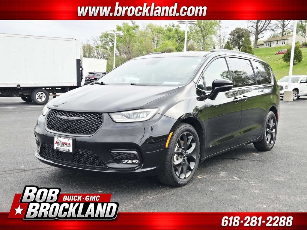 Chrysler Pacifica Vehicle Full-screen Gallery Image 07