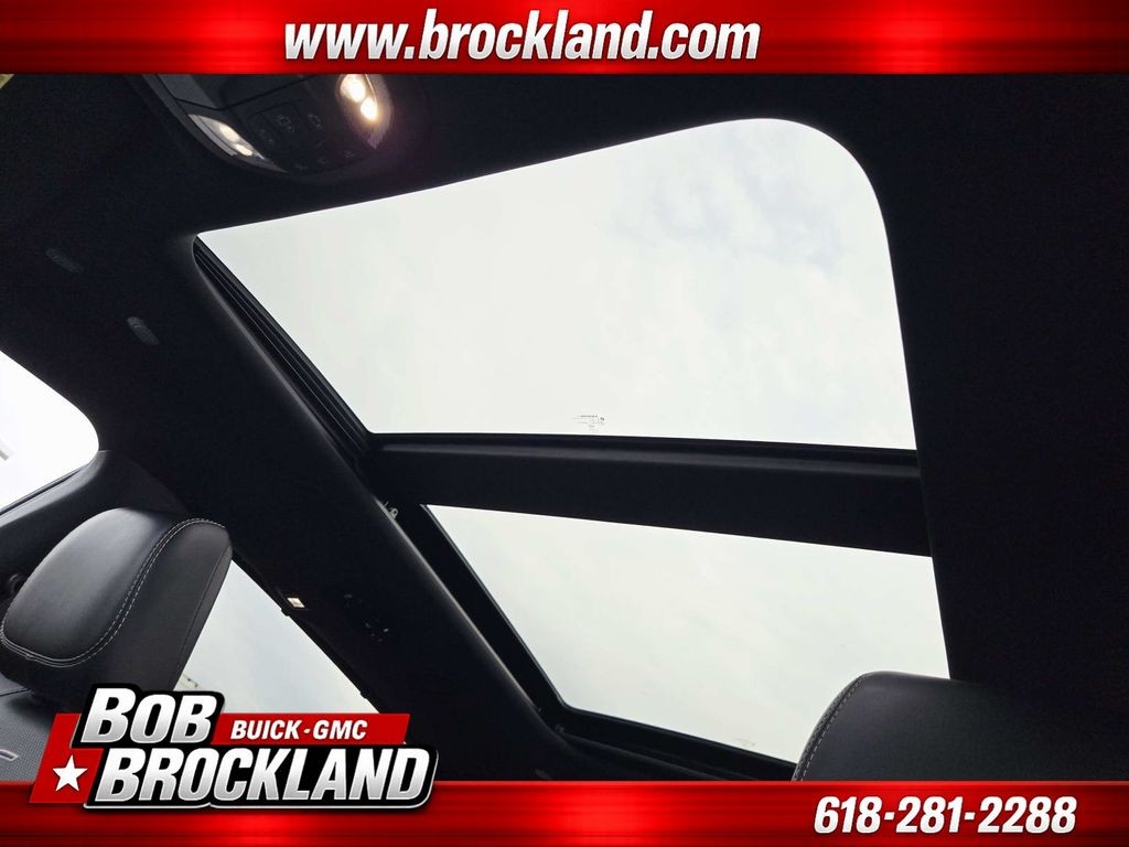Chrysler Pacifica Vehicle Full-screen Gallery Image 09