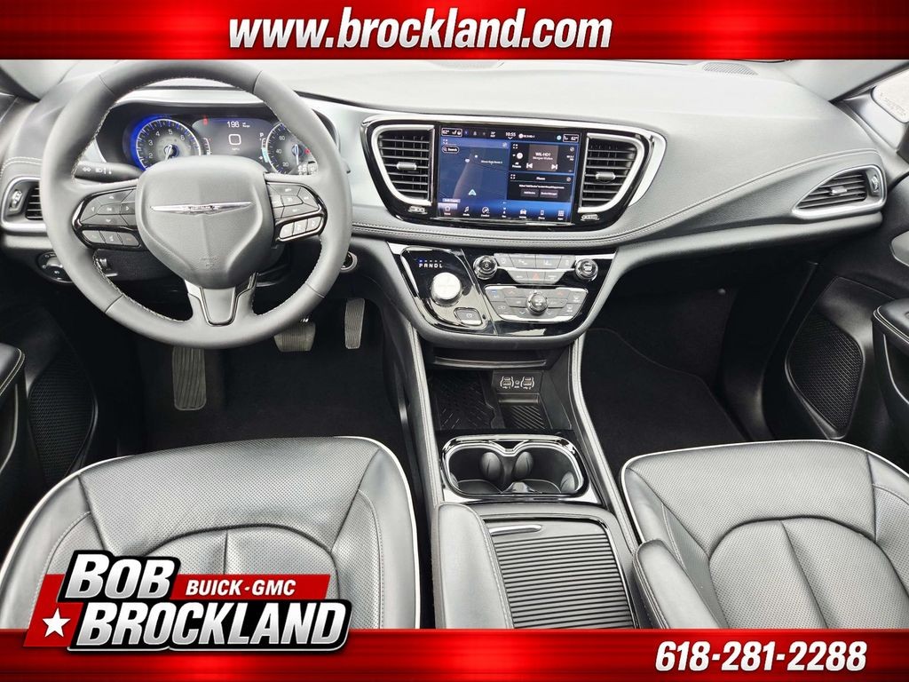 Chrysler Pacifica Vehicle Full-screen Gallery Image 10
