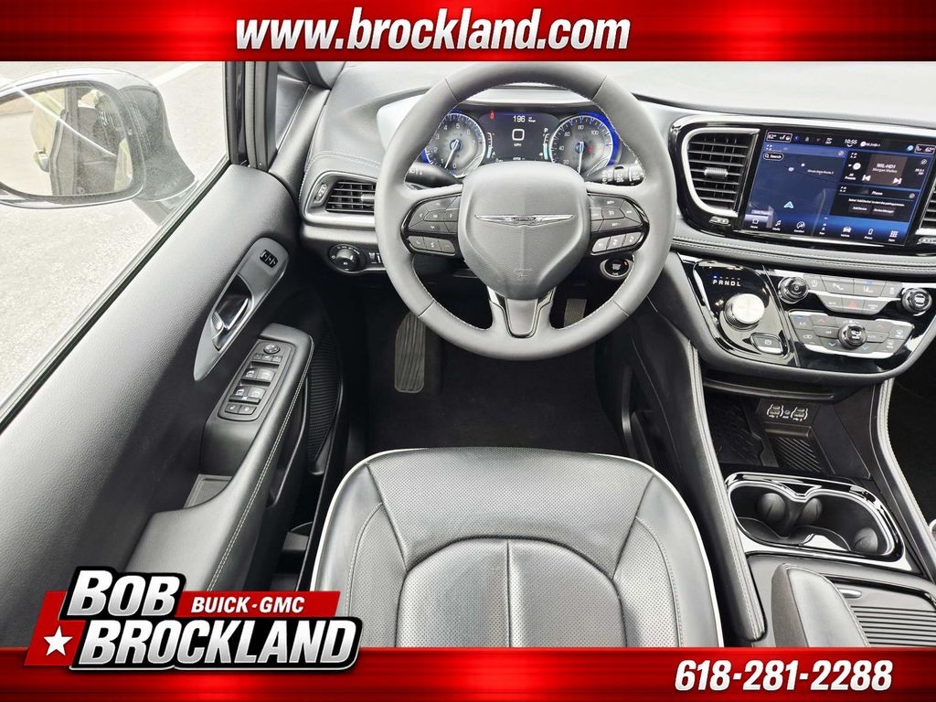 Chrysler Pacifica Vehicle Full-screen Gallery Image 11
