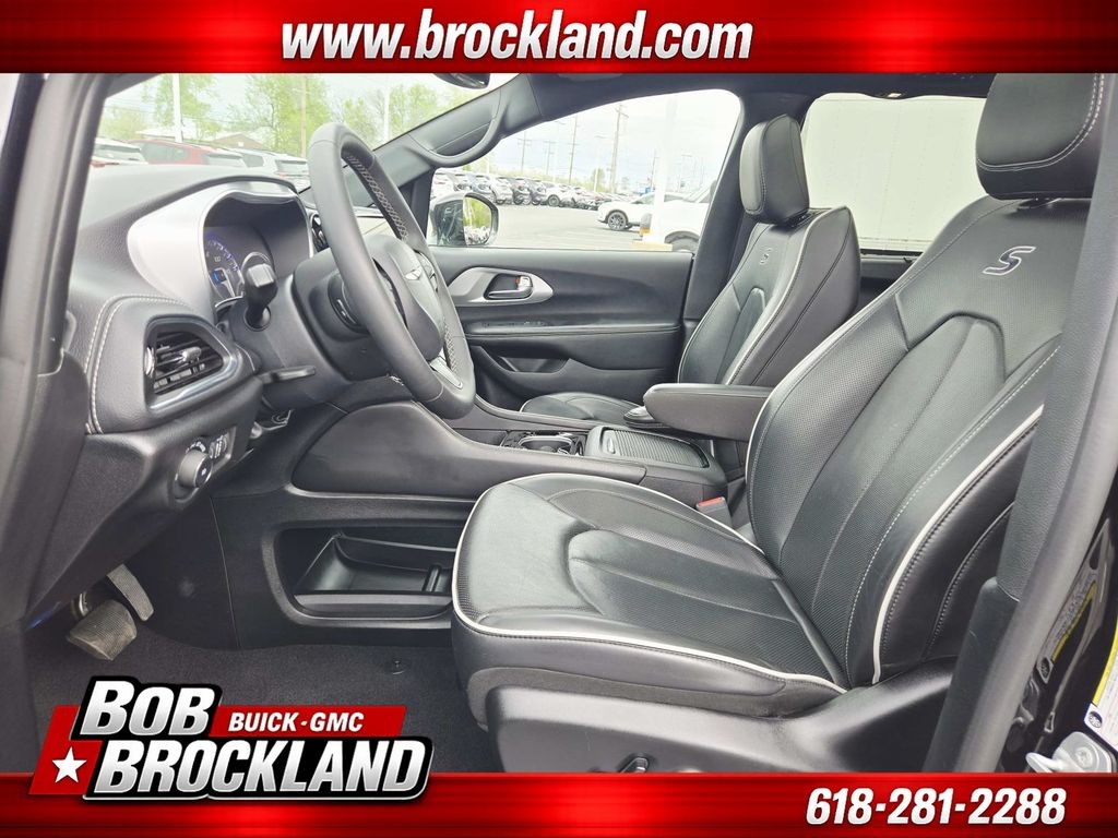 Chrysler Pacifica Vehicle Full-screen Gallery Image 12