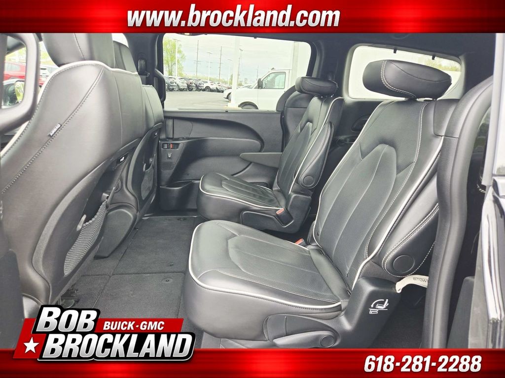 Chrysler Pacifica Vehicle Full-screen Gallery Image 13