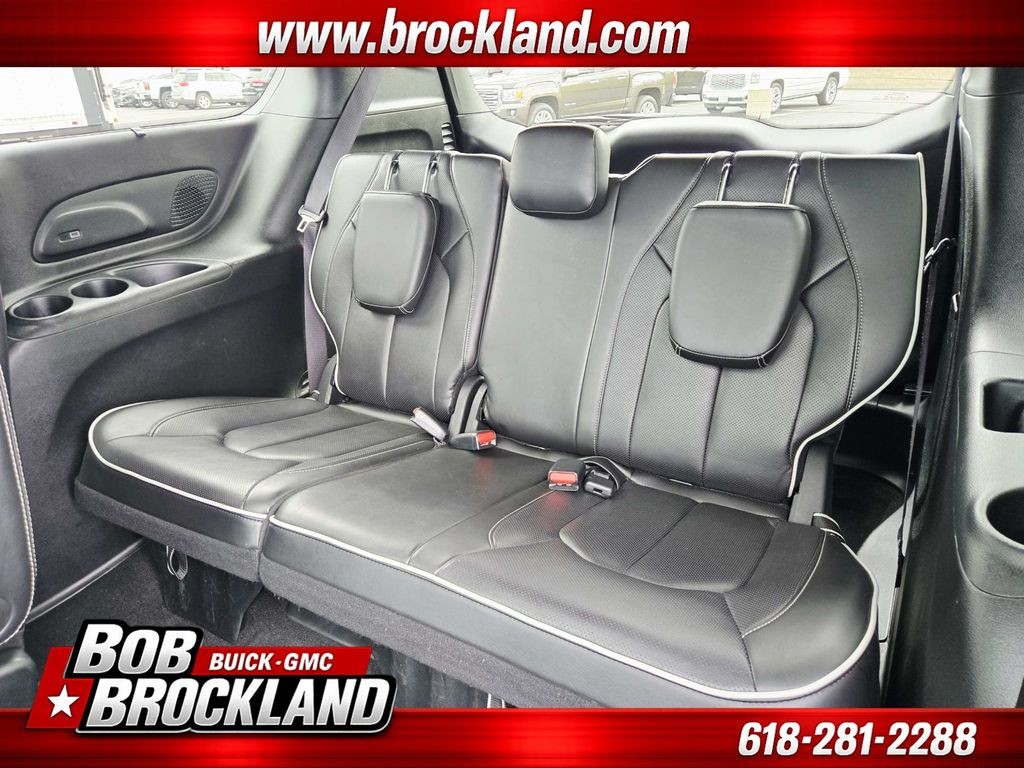 Chrysler Pacifica Vehicle Full-screen Gallery Image 14