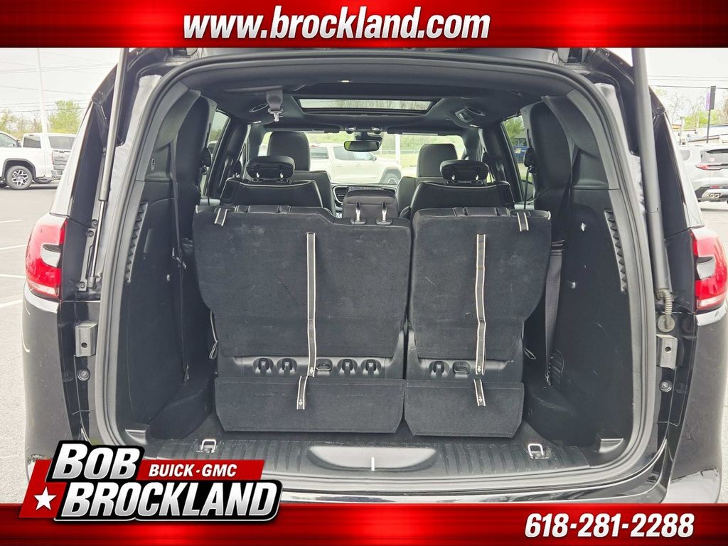 Chrysler Pacifica Vehicle Full-screen Gallery Image 15