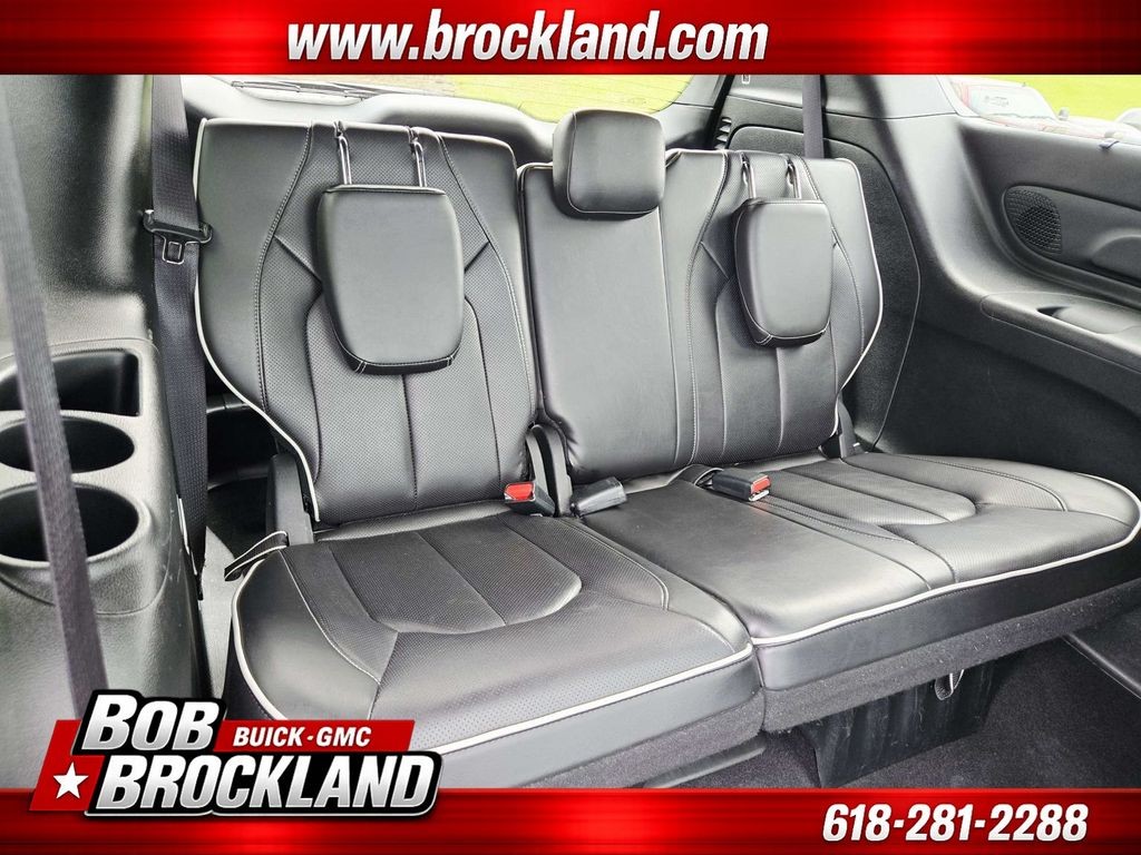 Chrysler Pacifica Vehicle Full-screen Gallery Image 16