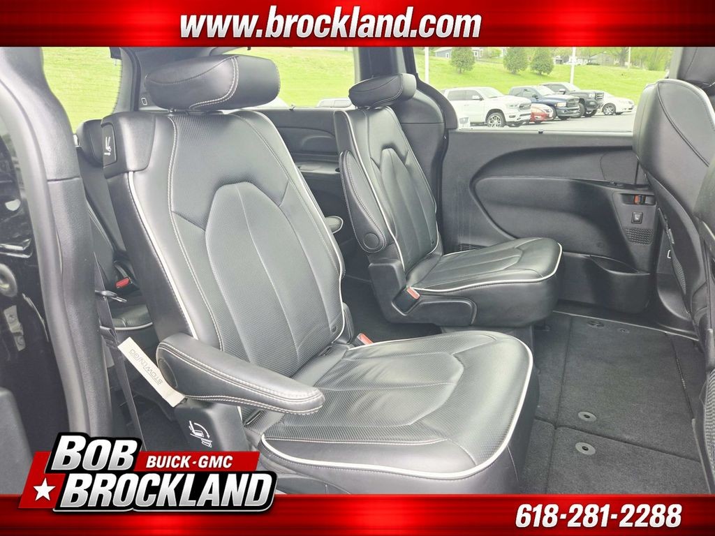 Chrysler Pacifica Vehicle Full-screen Gallery Image 17