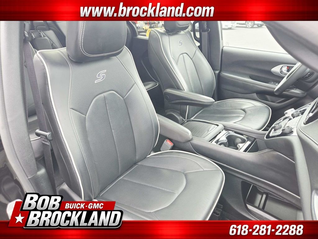 Chrysler Pacifica Vehicle Full-screen Gallery Image 18