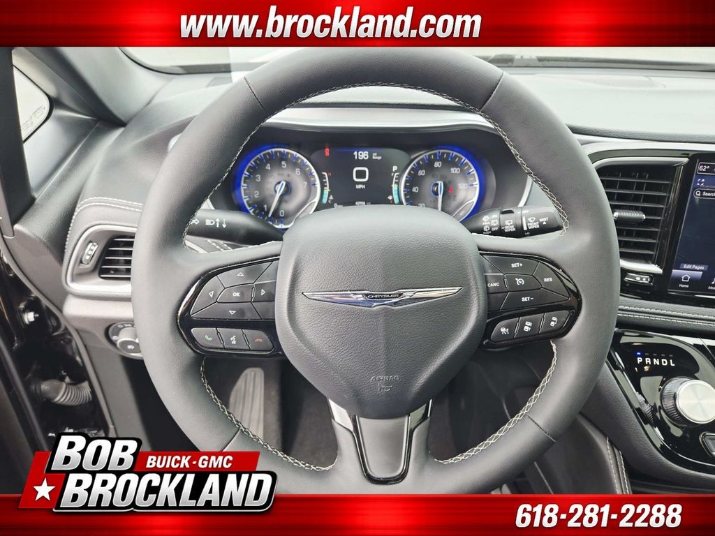 Chrysler Pacifica Vehicle Full-screen Gallery Image 21