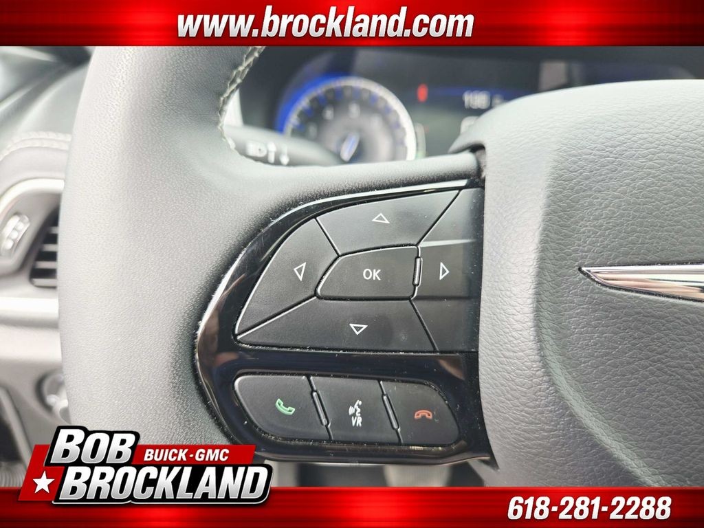 Chrysler Pacifica Vehicle Full-screen Gallery Image 22