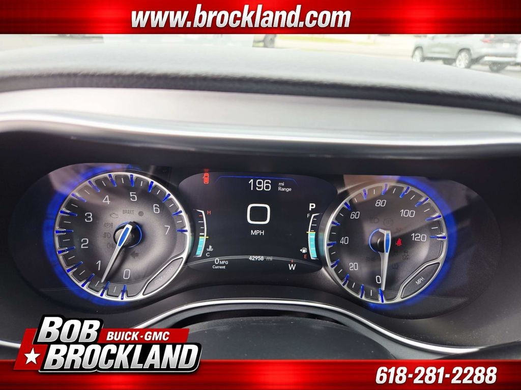 Chrysler Pacifica Vehicle Full-screen Gallery Image 24