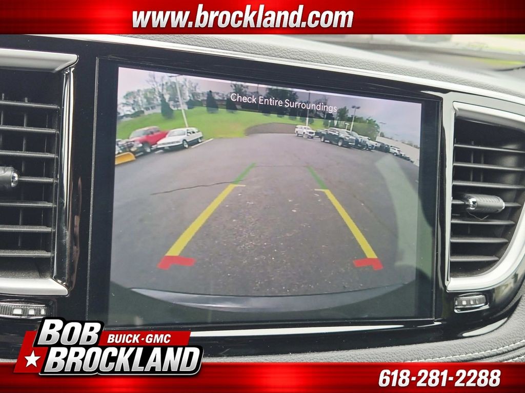 Chrysler Pacifica Vehicle Full-screen Gallery Image 30