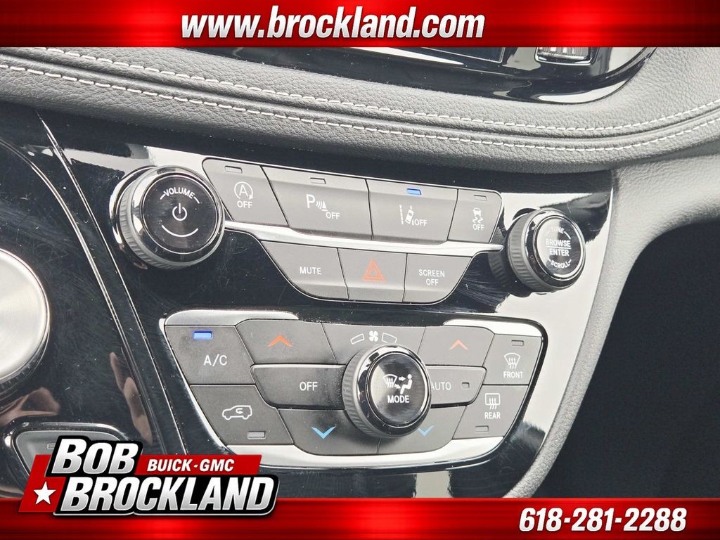 Chrysler Pacifica Vehicle Full-screen Gallery Image 31