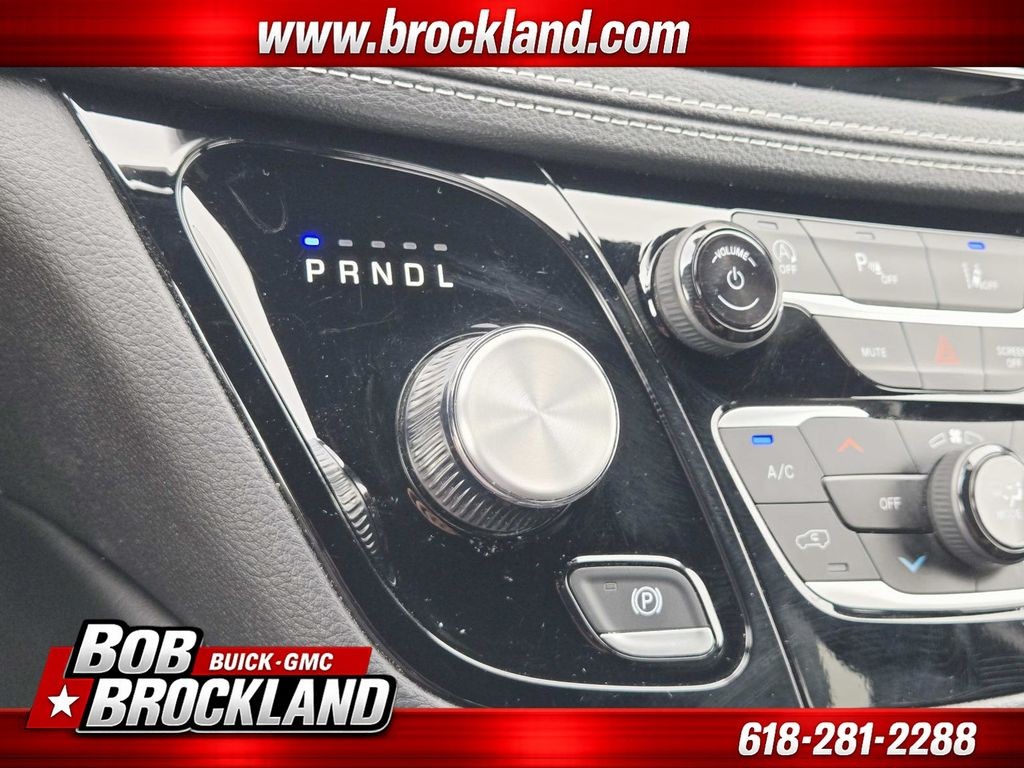 Chrysler Pacifica Vehicle Full-screen Gallery Image 32