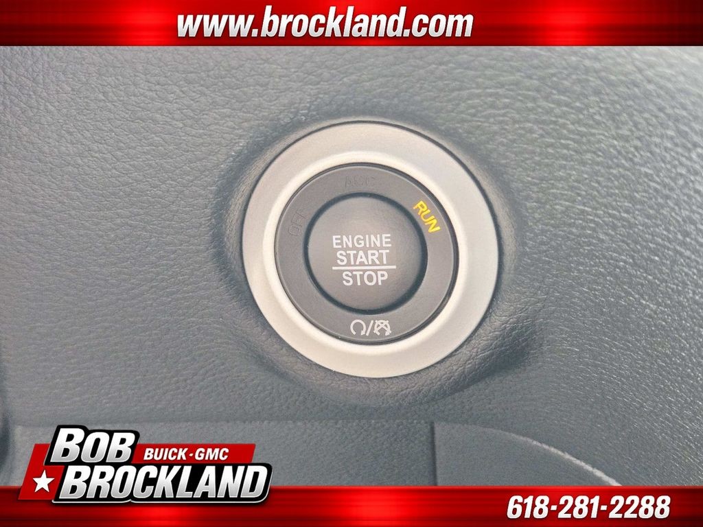 Chrysler Pacifica Vehicle Full-screen Gallery Image 33