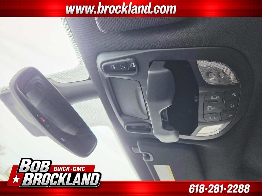 Chrysler Pacifica Vehicle Full-screen Gallery Image 35
