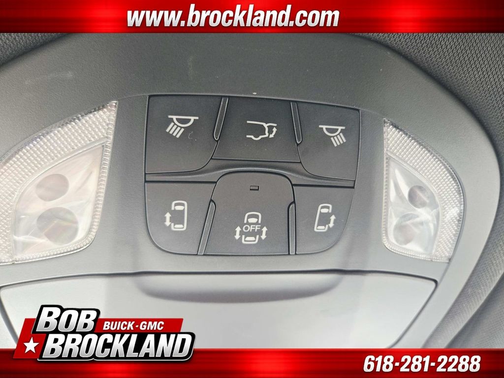 Chrysler Pacifica Vehicle Full-screen Gallery Image 36