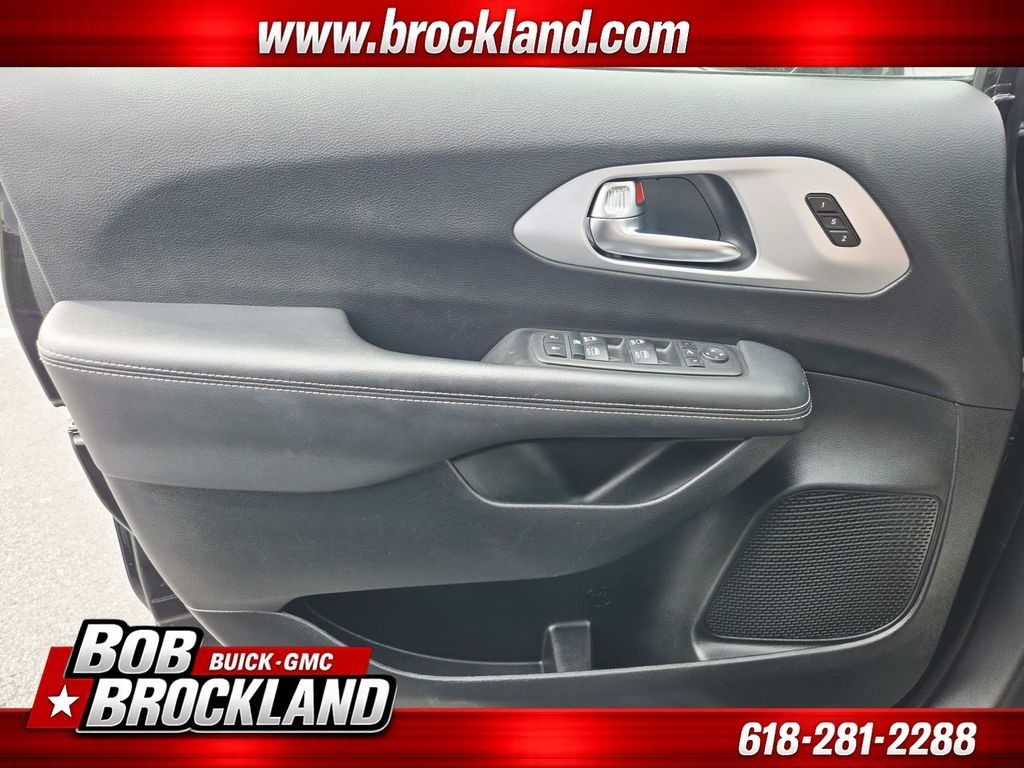 Chrysler Pacifica Vehicle Full-screen Gallery Image 38