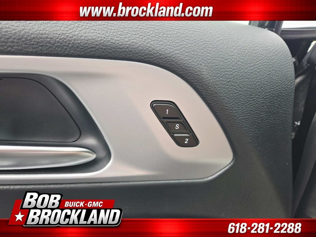 Chrysler Pacifica Vehicle Full-screen Gallery Image 39